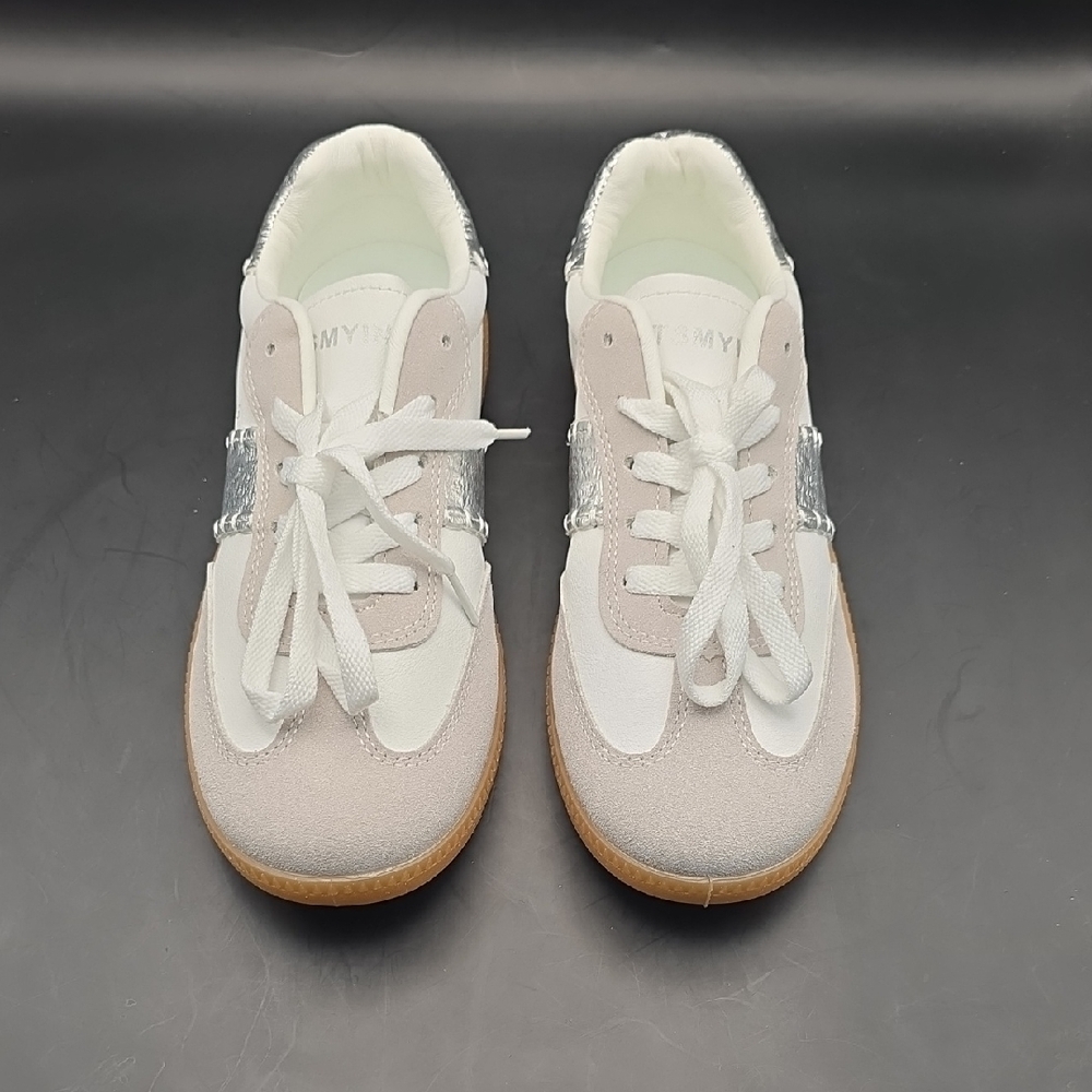 Stylish Shoes in White and Silver